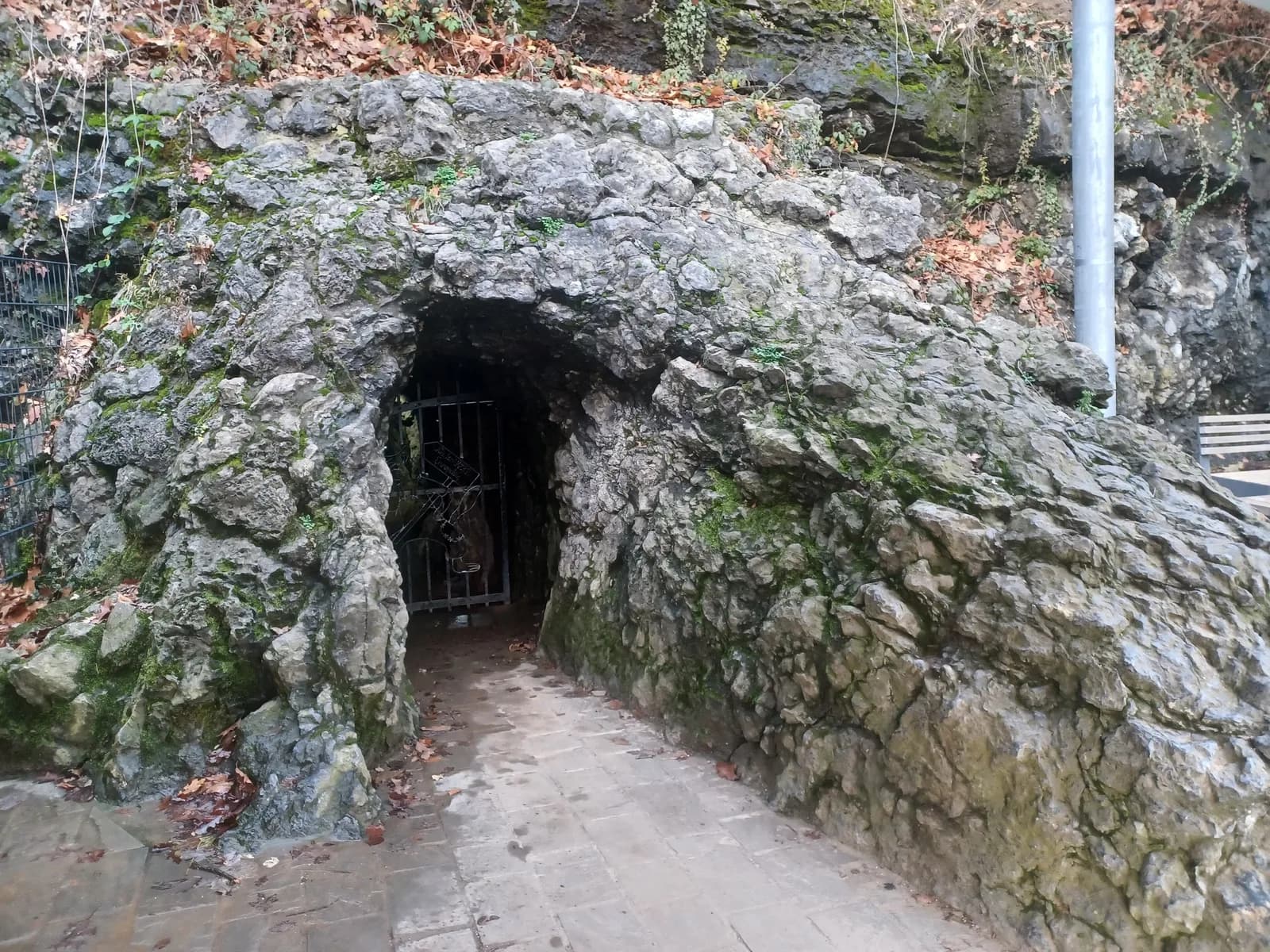 Felsiger Eingang zur Kluterthöhle in Ennepetal